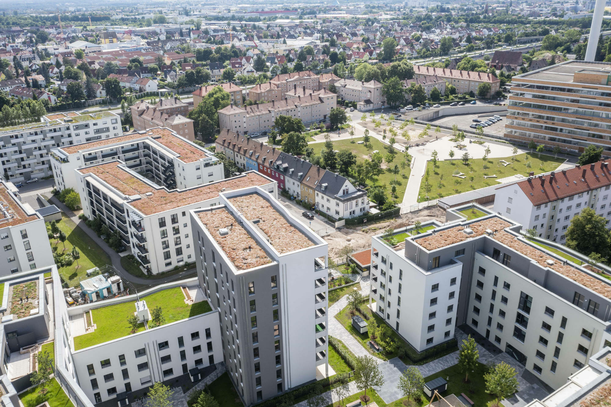 Die Eberhardshöfe in Nürnberg sind ein Vorzeigeobjekt für die Stadt der Zukunft – durch dezentrales Regenwassermanagement verdunsten 76% des anfallenden Niederschlags über die Gründächer, 24% werden versickert. Dadurch erfolgt kein Abfluss vom Grundstück in den Kanal.