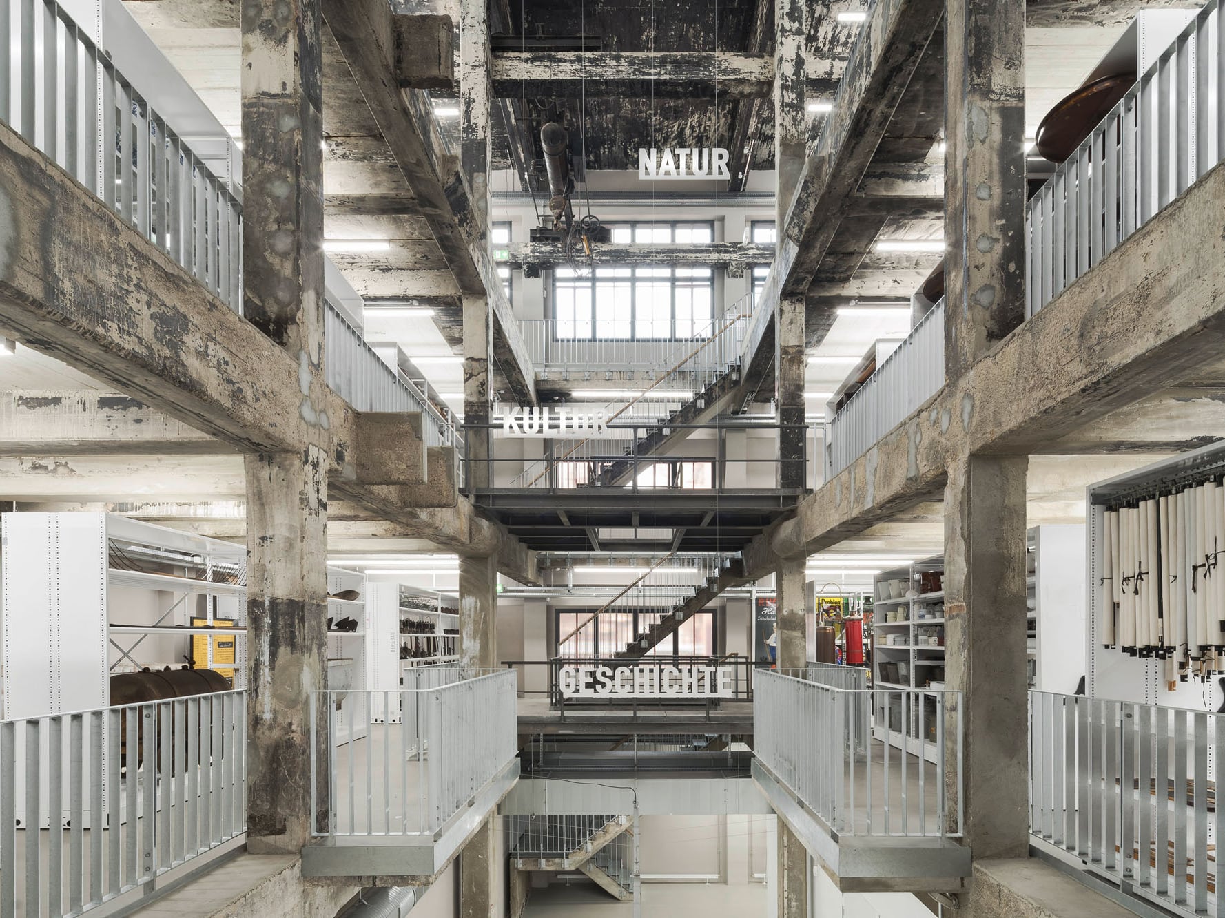 Die Ausstellungsgestalter südstudio haben in der ehemaligen Salzfabrik der Kokerei Zollverein ein Schaudepot für das Ruhr Museum eingerichtet.