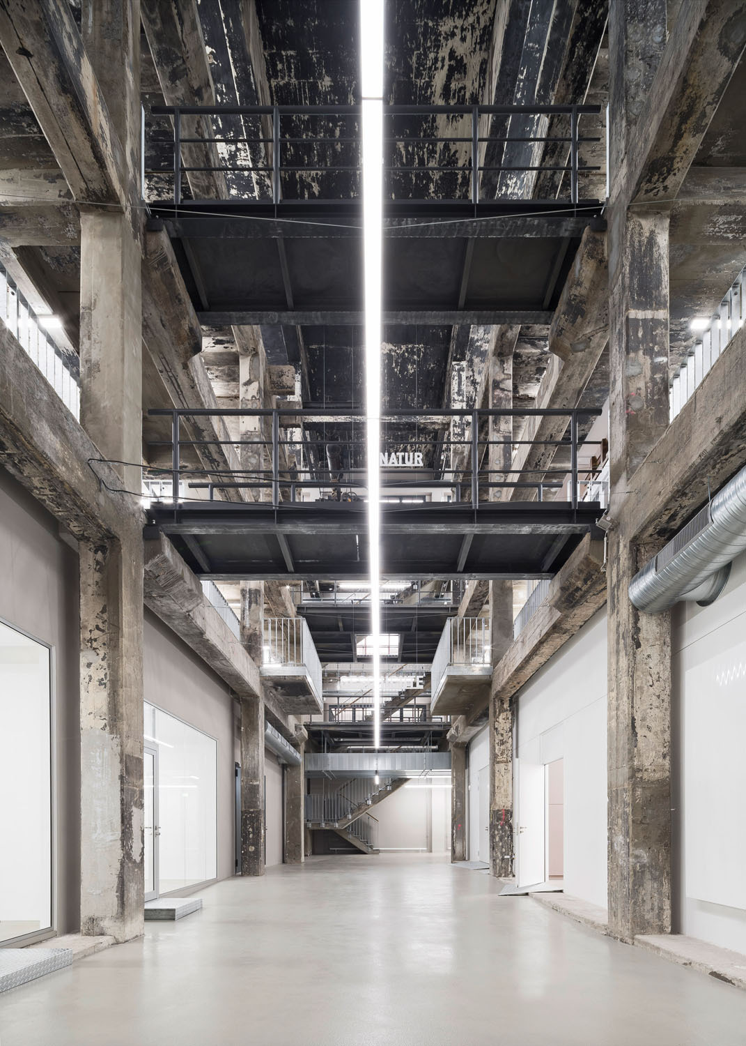 Das Industriegebäude mit seinen zwei 18m hohen Lichthöfen eignet sich besonders gut für die Ausstellung und Lagerung von Exponaten.