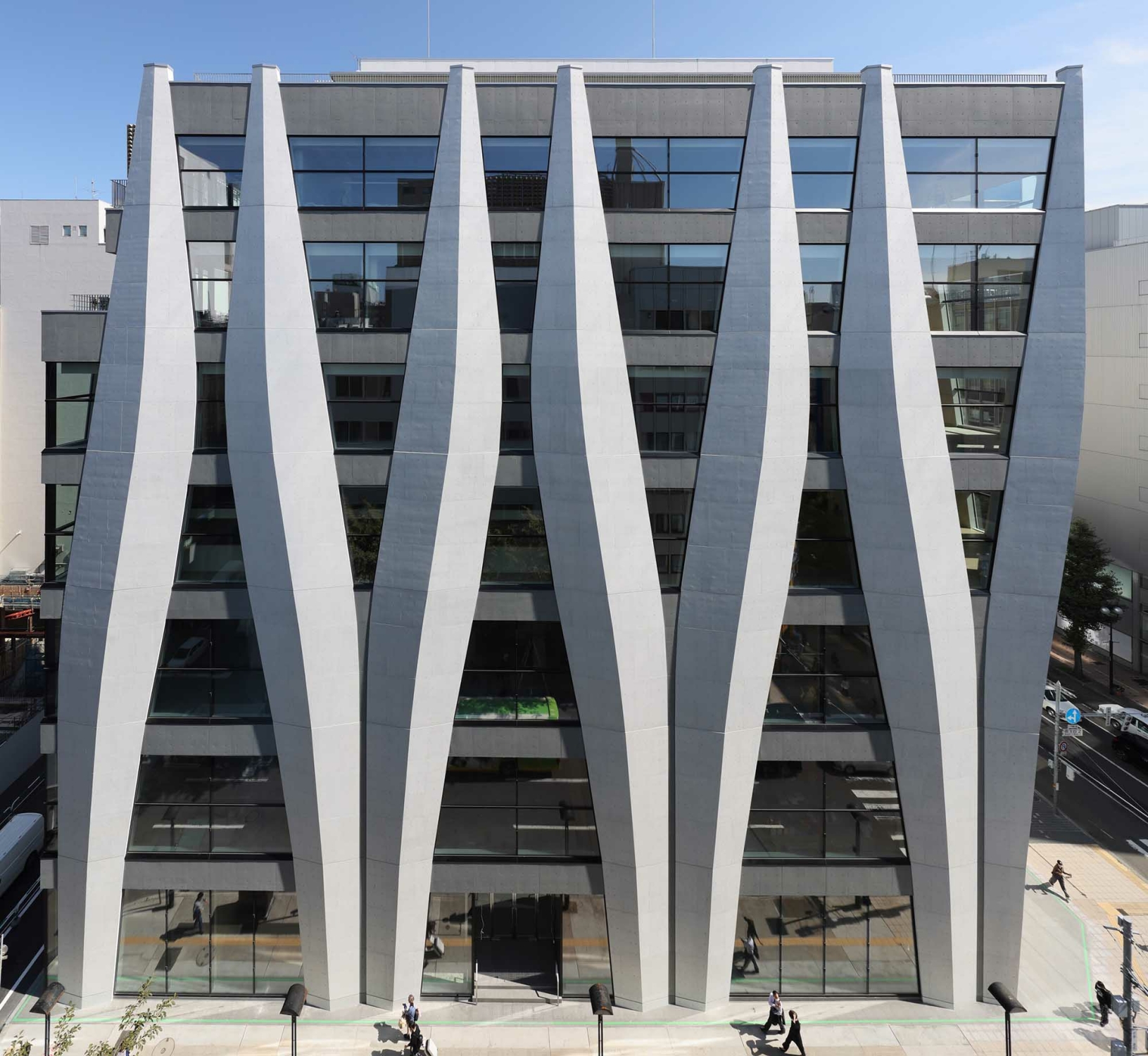 Das Büro des bekannten Architekten Toyo Ito plante das Ikeuchi Gate Building in Sapporo.