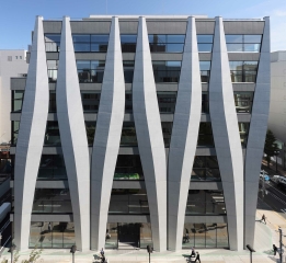 Das Büro des bekannten Architekten Toyo Ito plante das Ikeuchi Gate Building in Sapporo.