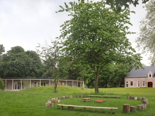 In zwei historischen Bestandsbauten im Nachtigallenpark ist der Kindergarten- und Schulkomplex Kosmos untergebracht. 