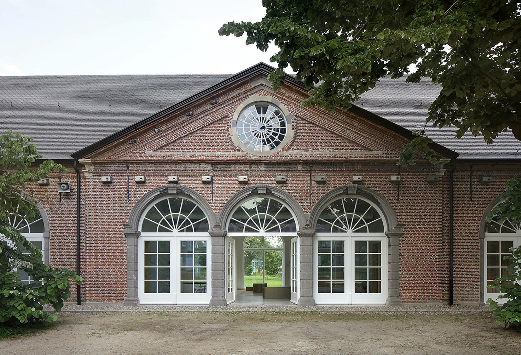 Das Bestandschulhaus wurde kernsaniert. Das traditionelle Schieferdach sowie sein hölzernes Tragwerk mussten erneuert werden.