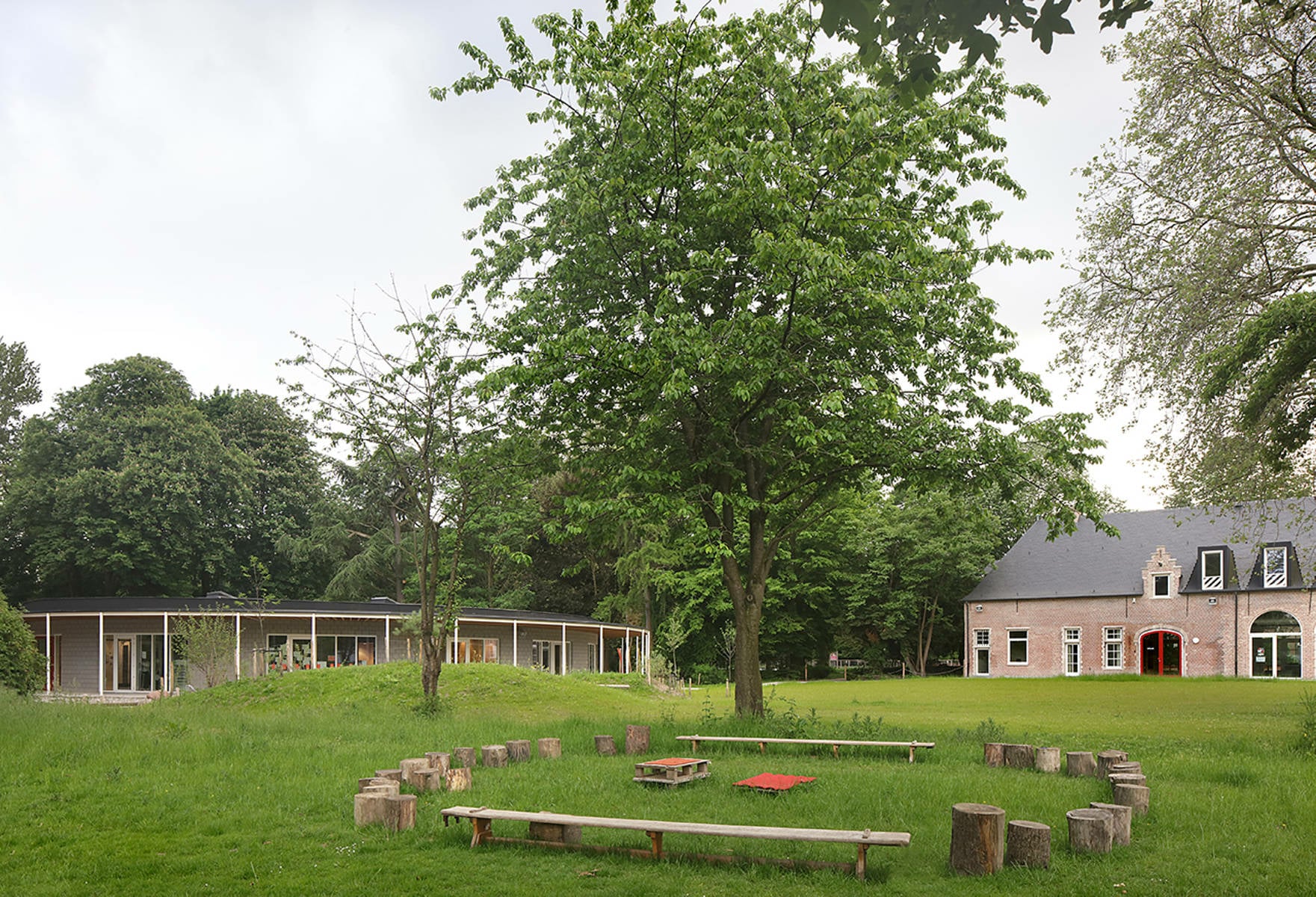 Architekturbüros Dierendonckblancke erweiterten den Bestand um zwei gestalterisch unabhängige Neubauten, links und rechts des Schulhauses.