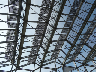 Das neue Gesetz verpflichtet Behörden, energieintensive Unternehmen sowie Rechenzentren zu schärferen Energiesparmaßnahmen. 
