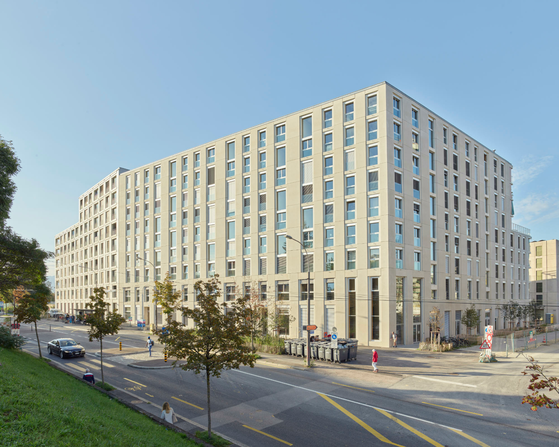 Straßenseitig hat das Gebäude eine Lochfassade aus Betonfertigteilen und macht einen nüchternen Eindruck.