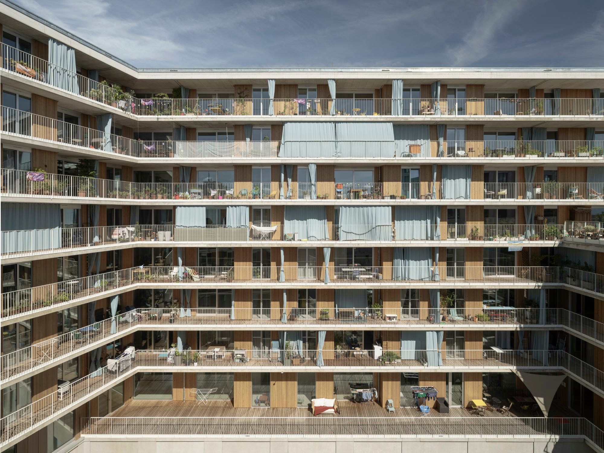 Der Geschosswohnungsbau mit U-fömigem Grundriss öffnet sich mit durchgehenden Loggien nach Süden.
