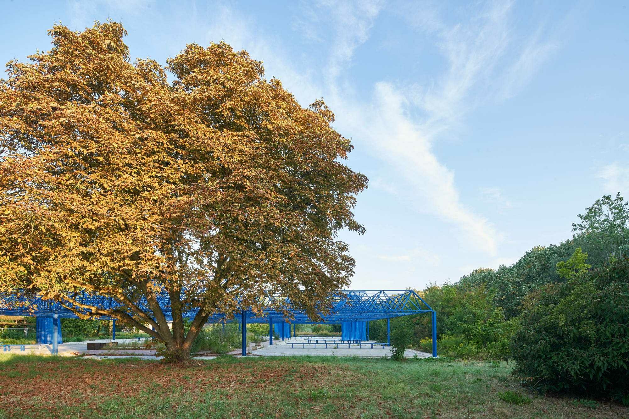 Der Name "Blaue Stunde" ist Programm: In leuchtendem Enzian sticht die ehemalige Halle aus dem Grün des Spreeparks heraus.