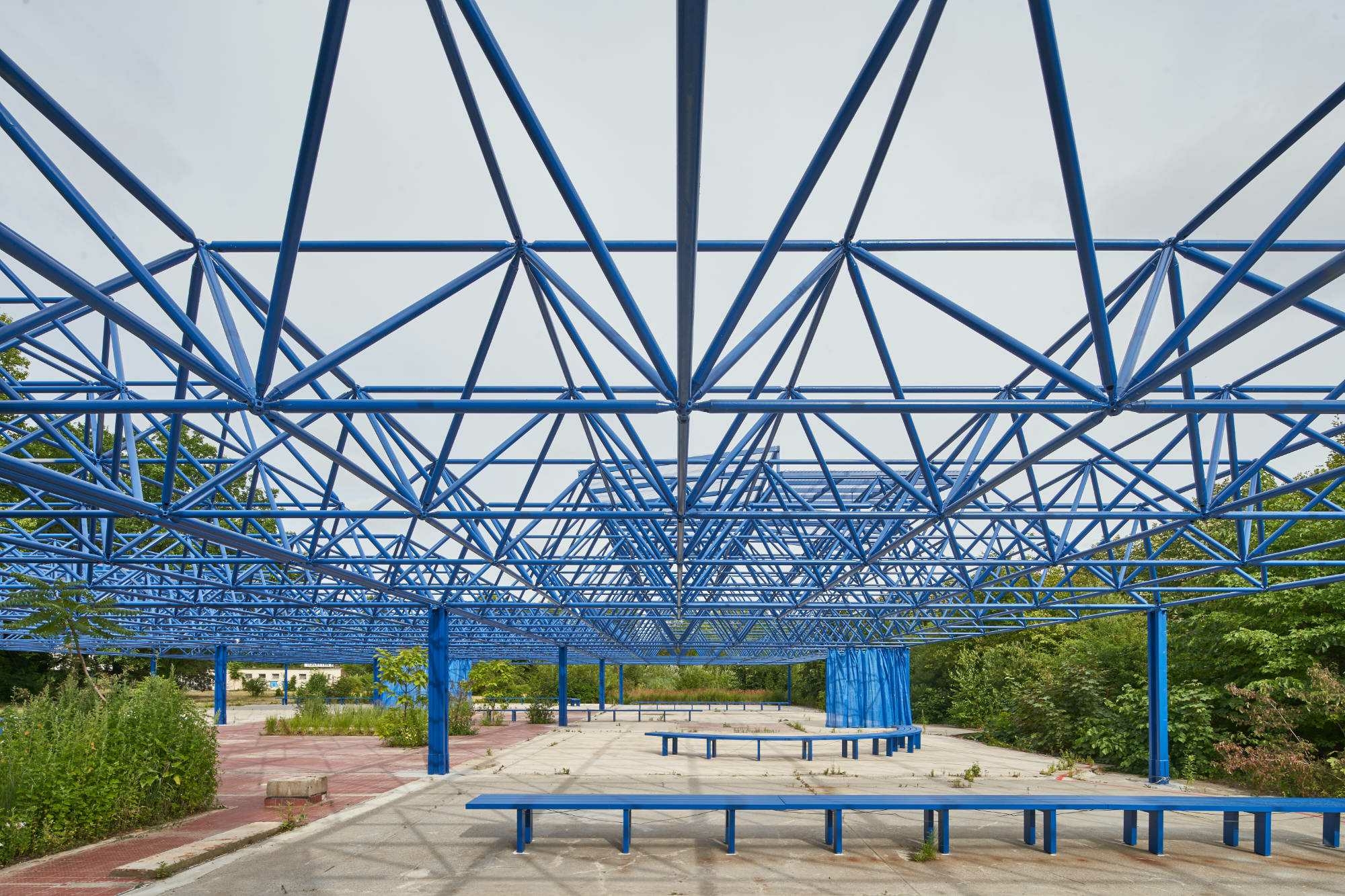 Die Blaue Stunde steht metaphorisch üfr die Transformation des stillgelegten Parks zu einem öffentlichen und belebten Raum.