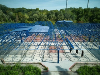 Die ehemalige Mero-Halle baute das Planungsteam von Modularbeat zu einer skulptural anmutenden und offenen Veranstaltungsfläche um. 