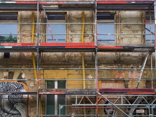 Der Begriff Materialermüdung verdeutlicht einen Alterungsprozess. Im Bild: schadhafte Fassade in der Auguststraße, Berlin