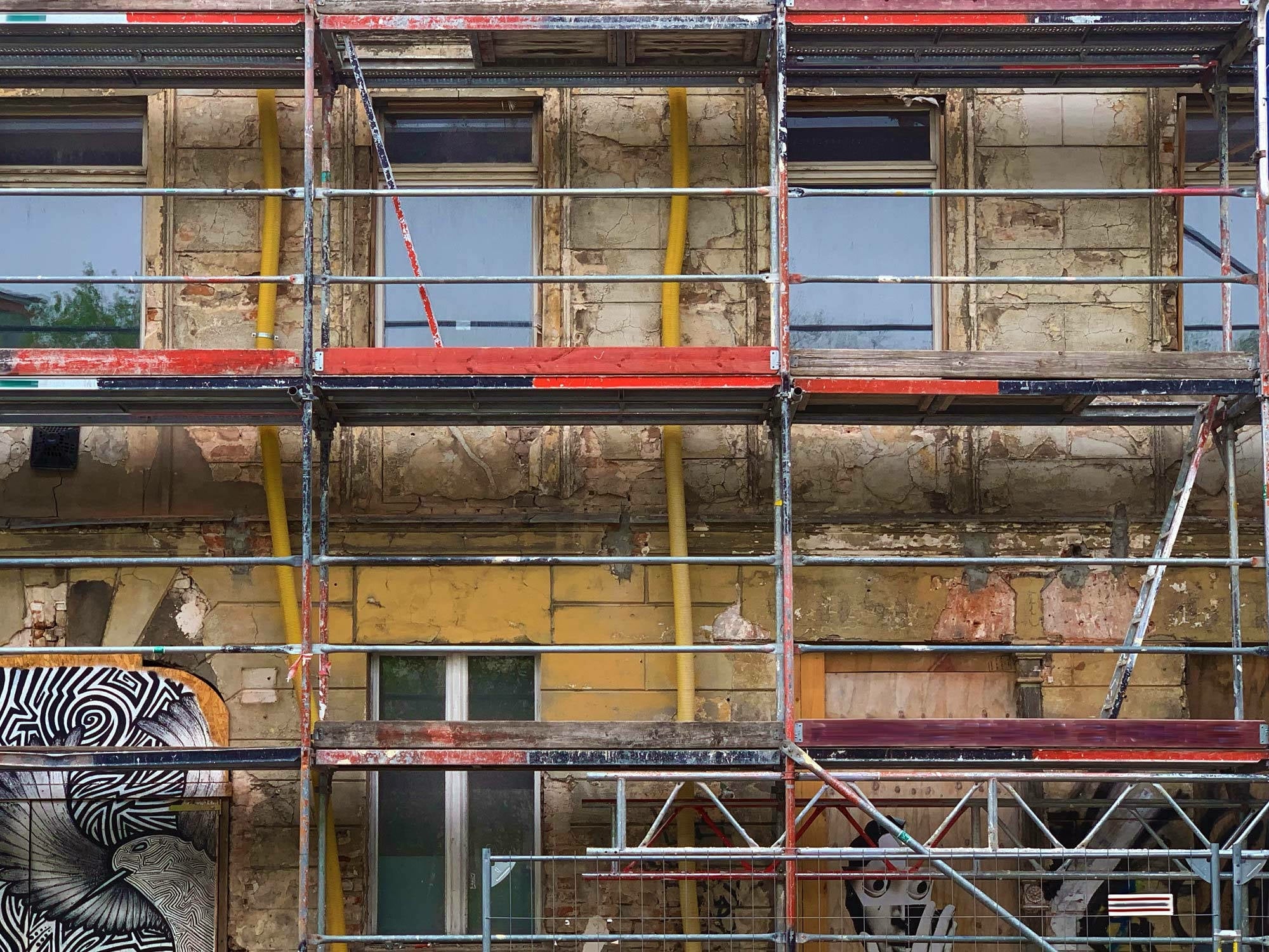 Der Begriff Materialermüdung verdeutlicht einen Alterungsprozess. Im Bild: schadhafte Fassade in der Auguststraße, Berlin