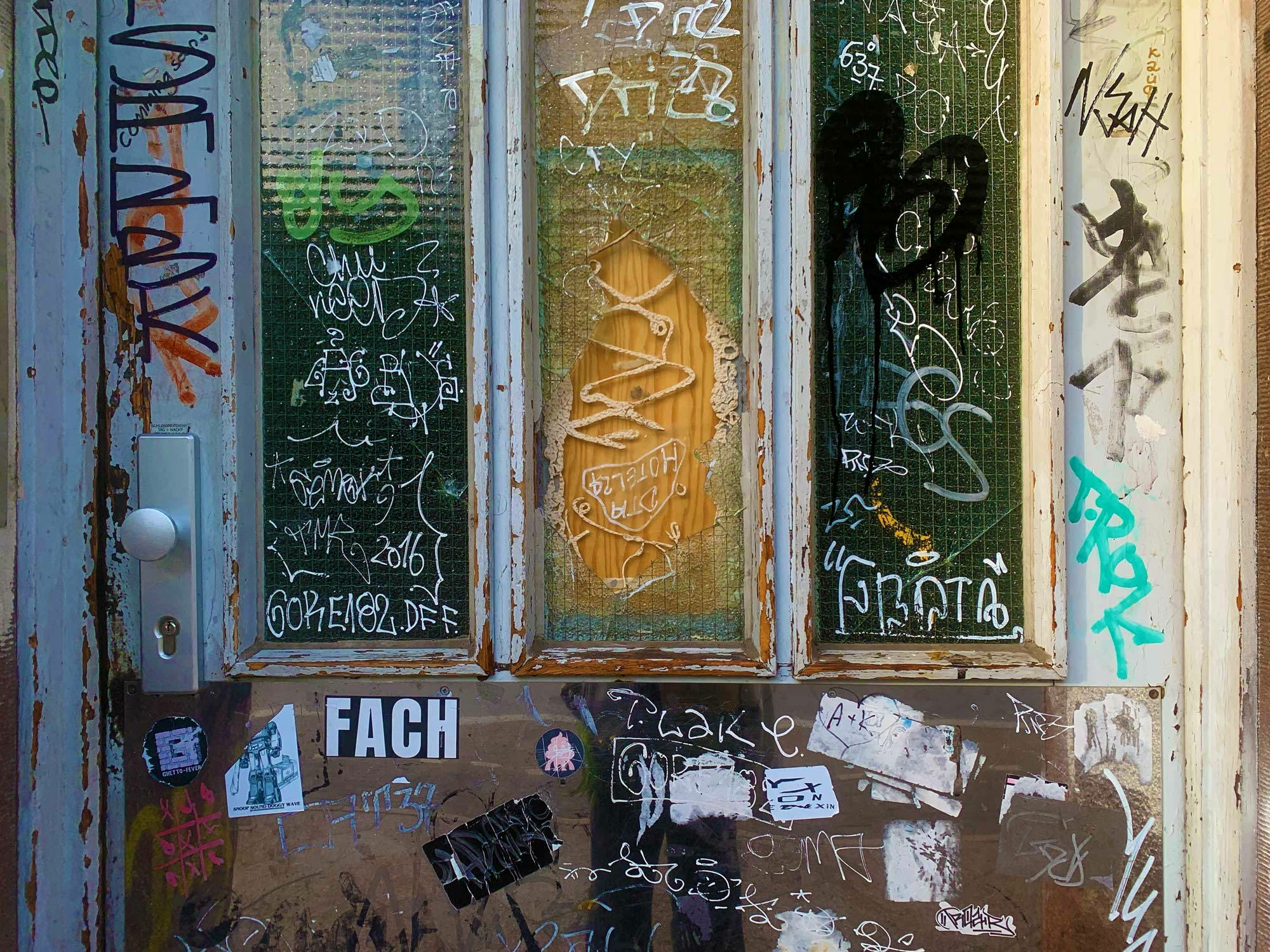 Ein anfangs kleiner Schaden kann sich steigern und in den negativen Auswirkungen multiplizieren. Im Bild: mehrfach beschädigte Tür in der Urbanstraße, Berlin