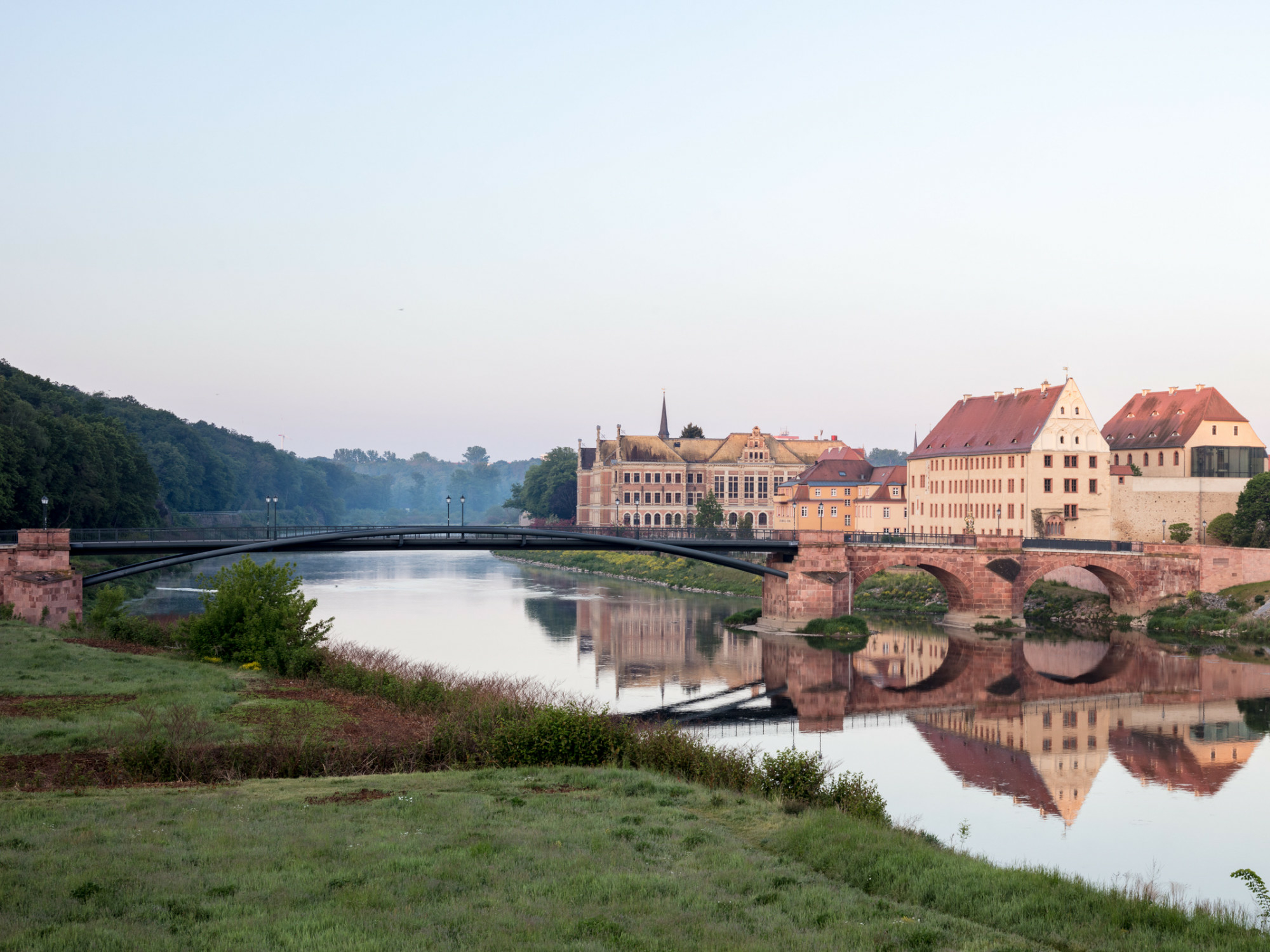 Eine neue Hochwasserschutzanlage schützt die sächsische Stadt Grimma in Zukunft vor Überschwemmungen.