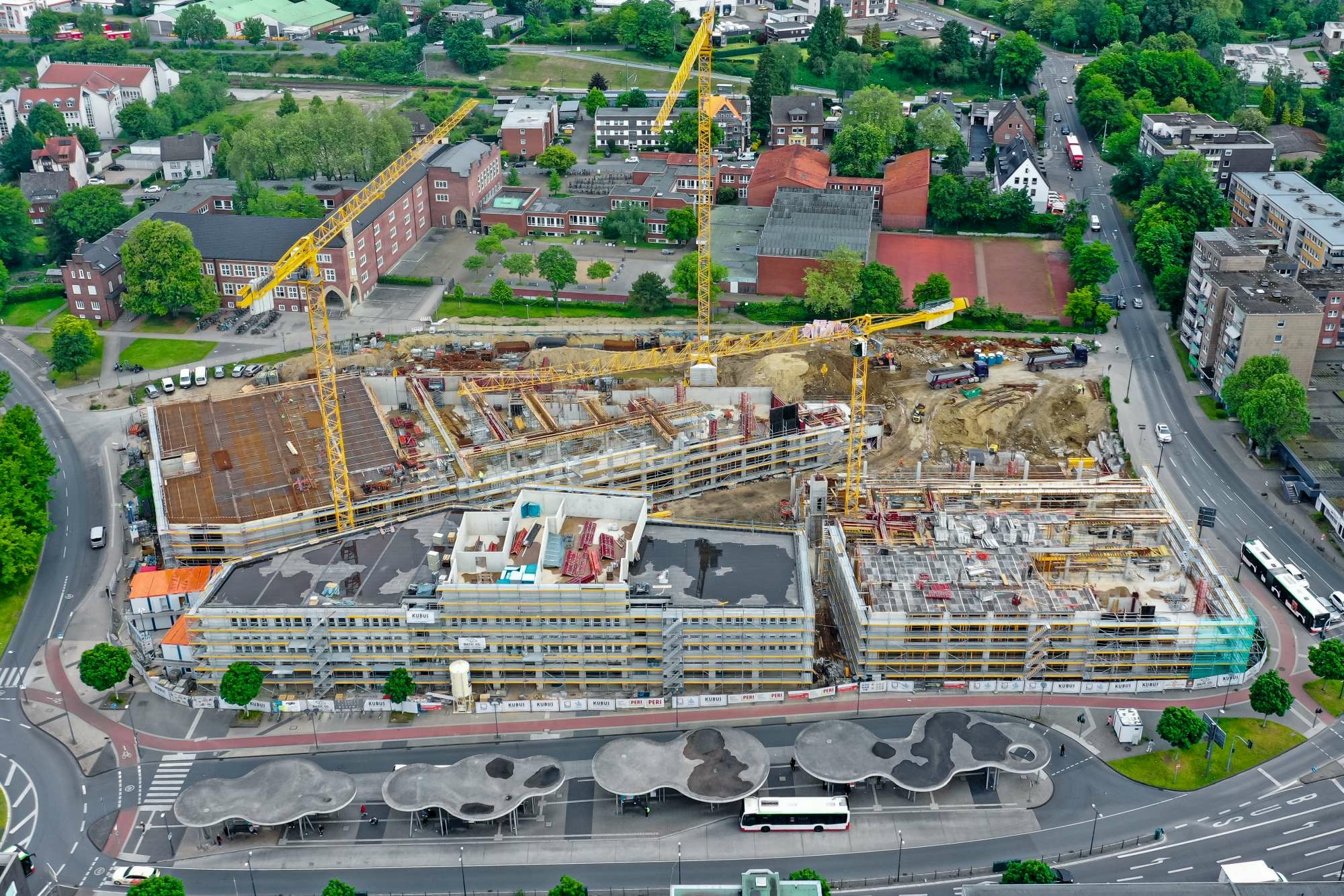 Auf dem dicht bebauten Areal enstehen 2- bis 4-geschossige Baukörper rund um einen zentralen Pavillon.