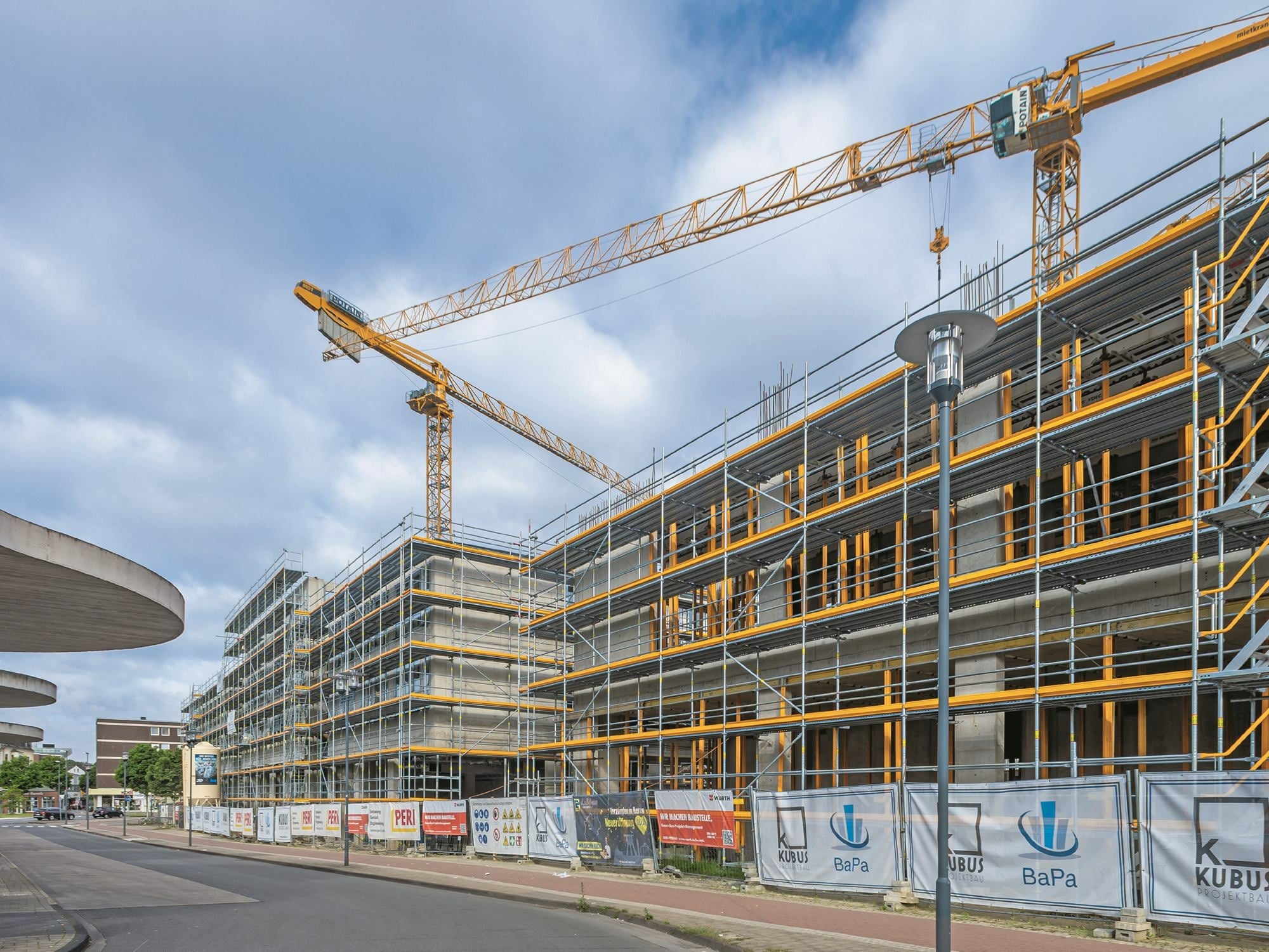 Nach Abriss einer alten Kaufhausstruktur entsteht der neue Gewerbekomplex Hertener Höfe auf einem Areal mit 16.327 m² Fläche.