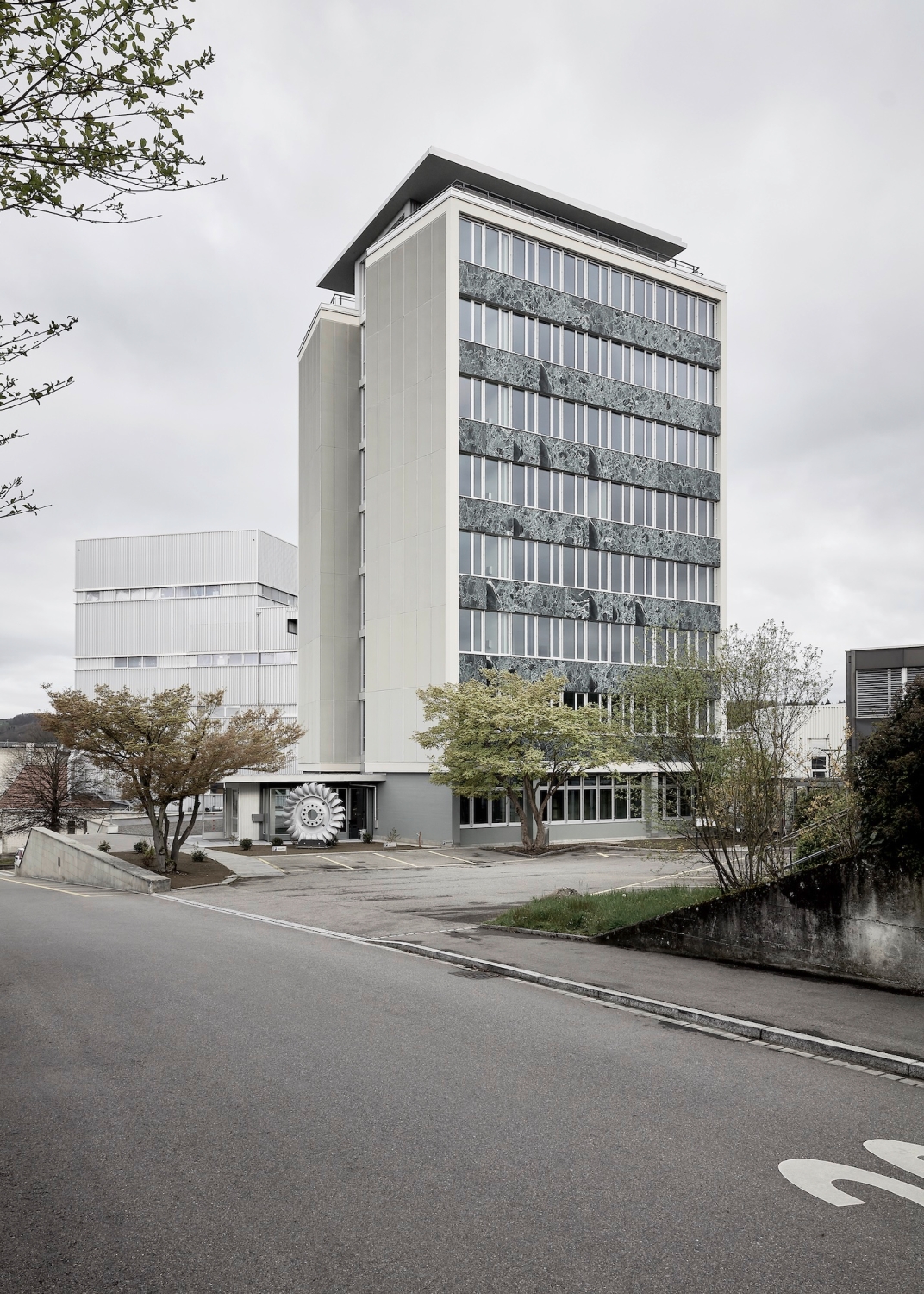 Das Hochhaus entstand Mitte der 1950er-Jahre nach Plänen von Carl Froelich aus Brugg und Hans Kündig aus Zürich.