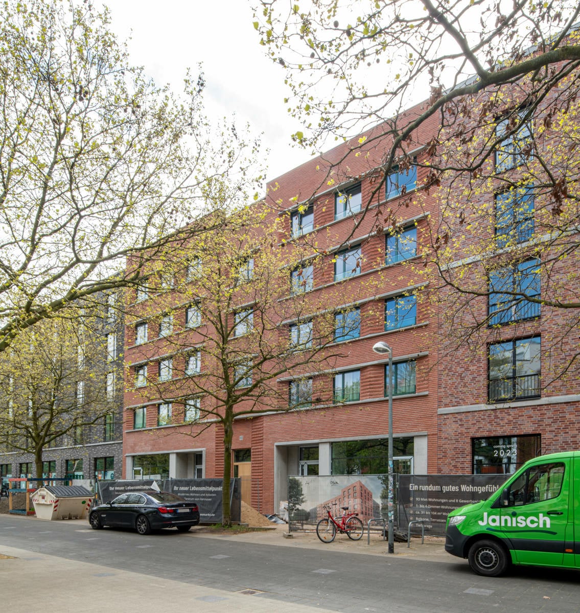 Im nördlichen Haus befinden sich im Erdgeschoss zwei Geschäfte.