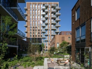 Stadt innerhalb der Stadt: Bureau Massa hat in Rotterdam einen vielseitigen Wohnkomplex mit abwechslungsreichem Begrünungskonzept erstellt.