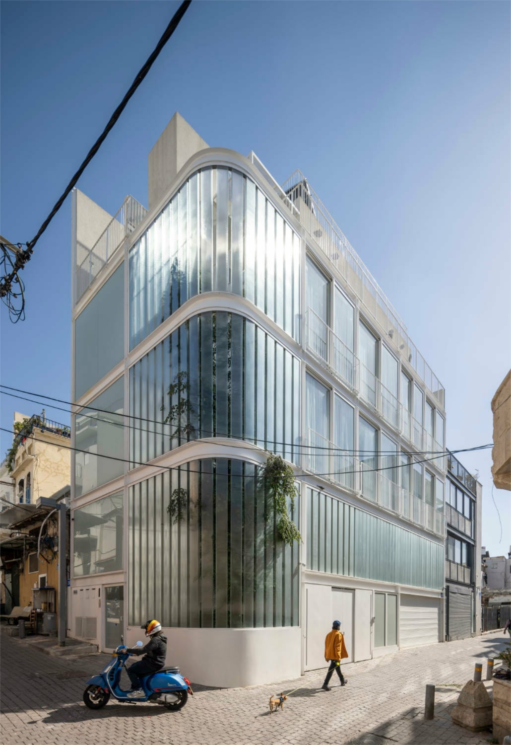 Der Geschosswohnungsbau auf dem Eckgrundstück nimmt zwei etwa gleich große Wohneinheiten auf.