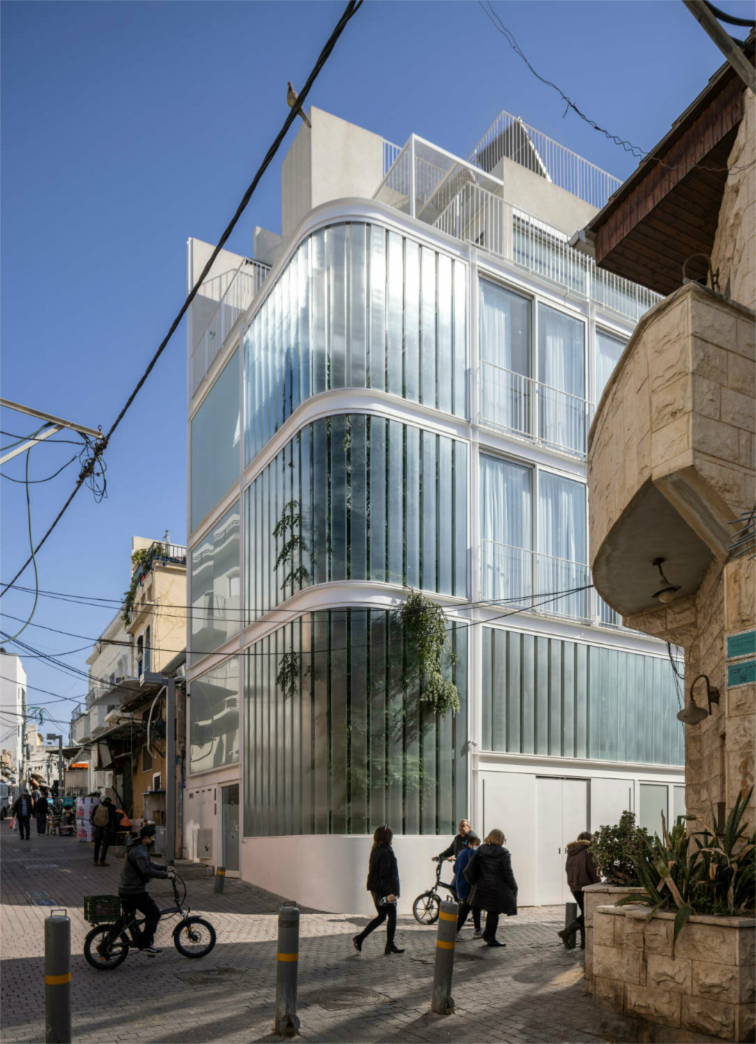 Eingebettet im historischen Viertel Kerem HaTeimanim, kontrastriert die moderne Stahl-und-Glas-Architektur stimmig mit Mauerwerksbauten des frühen 20. Jahrhunderts.