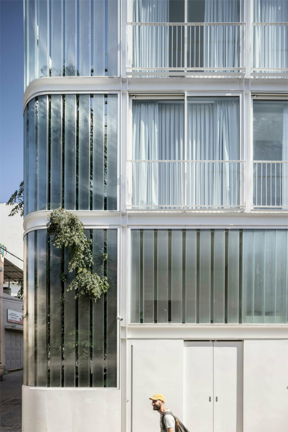 Die Fassade der Stahlskelettkonstruktion ist mit verschiedenartigen Glas- und Fensterelementen ausgefacht.