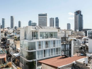 Inmitten der Altstadt von Tel Aviv hat das ortsansässige Büro Paritzki & Liani das Y|K House errichtet.