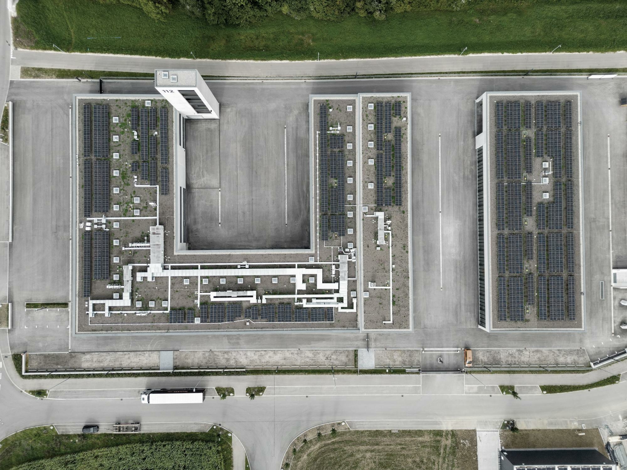 Das Ensemble setzt sich aus dem U-förmigen Gebäude für die Feuerwehr sowie einem südöstlich angegliederten Riegel für den Bauhof zusammen.