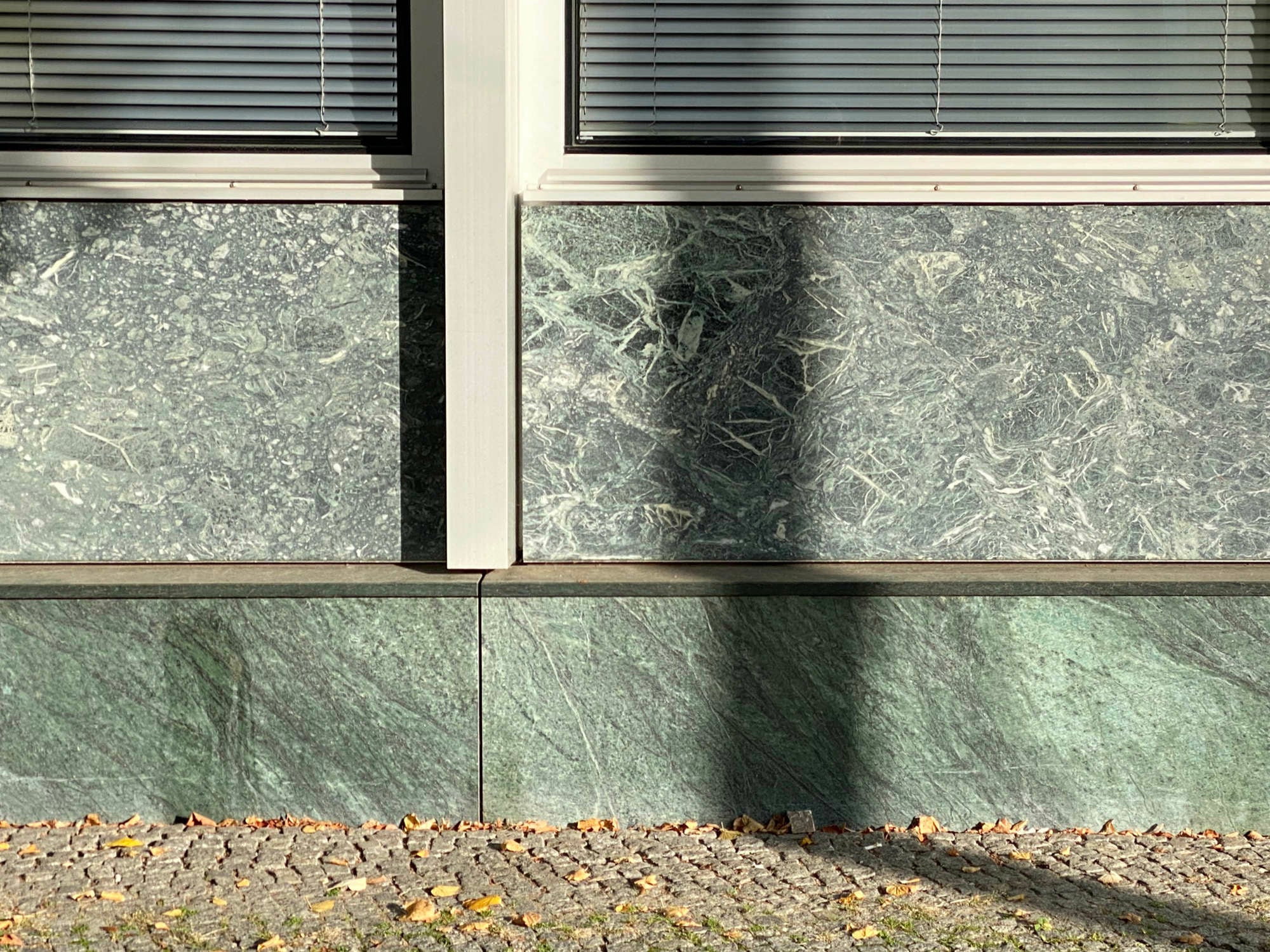 Brüstung mit vorgehängter Natursteinplatte