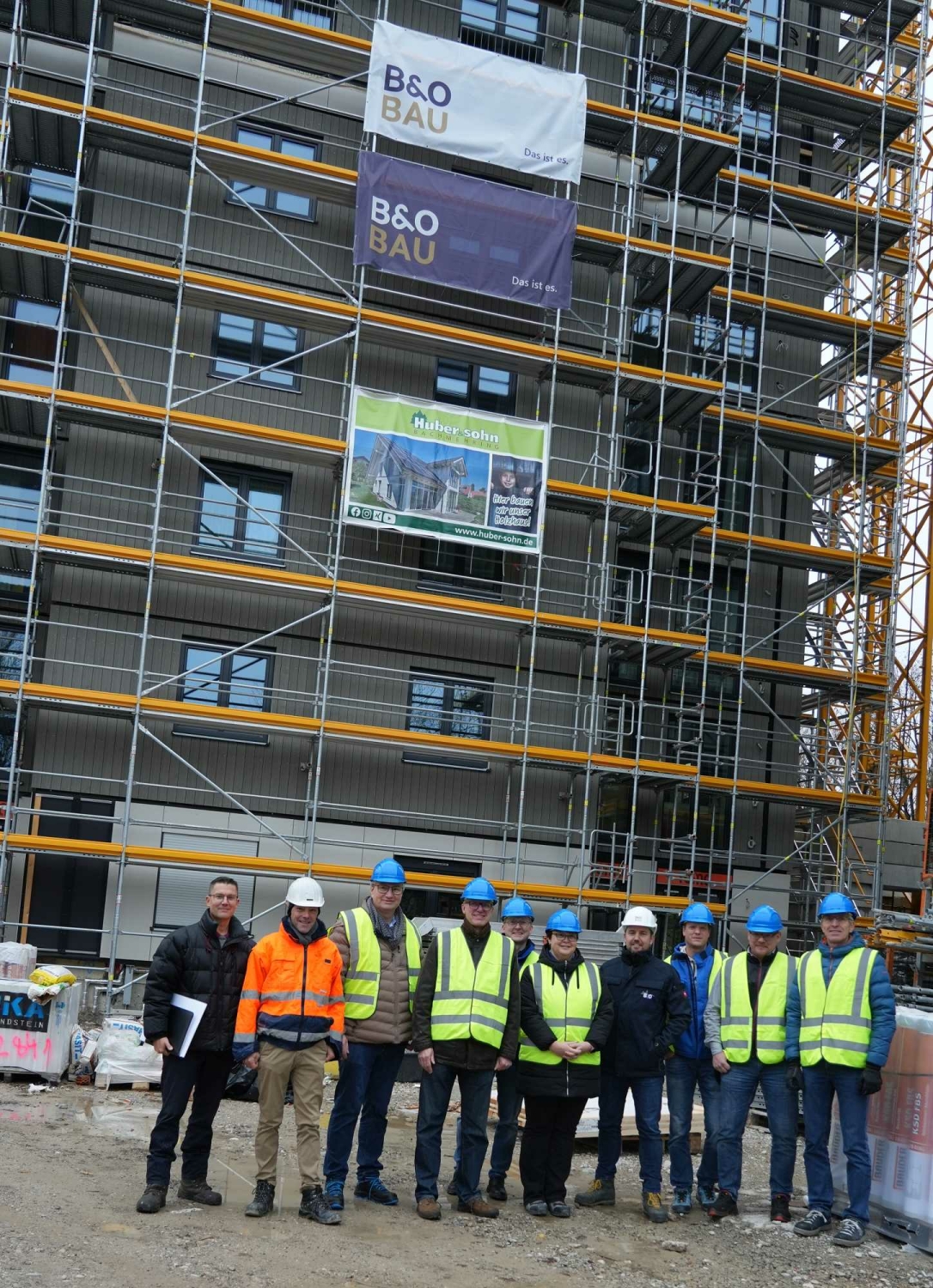 Auf der Baustelle in München Nord diskutierten Bauexperten Chancen und Potenziale der seriellen Sanierung und Aufstockung mit vorgefertigten Holzfassaden.