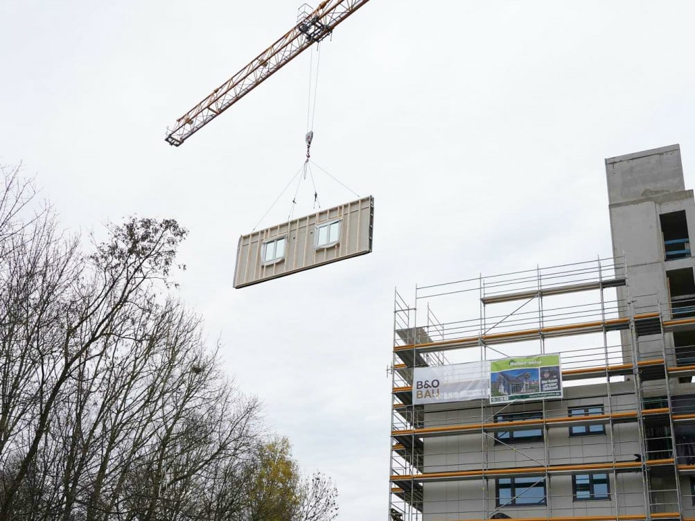 Vorgefertigte Wandelemente in Holzbauweise ermöglichen die serielle Sanierung bestehender Gebäude, sogar in Verbindung mit einer Aufstockung um ein bis drei Geschossen