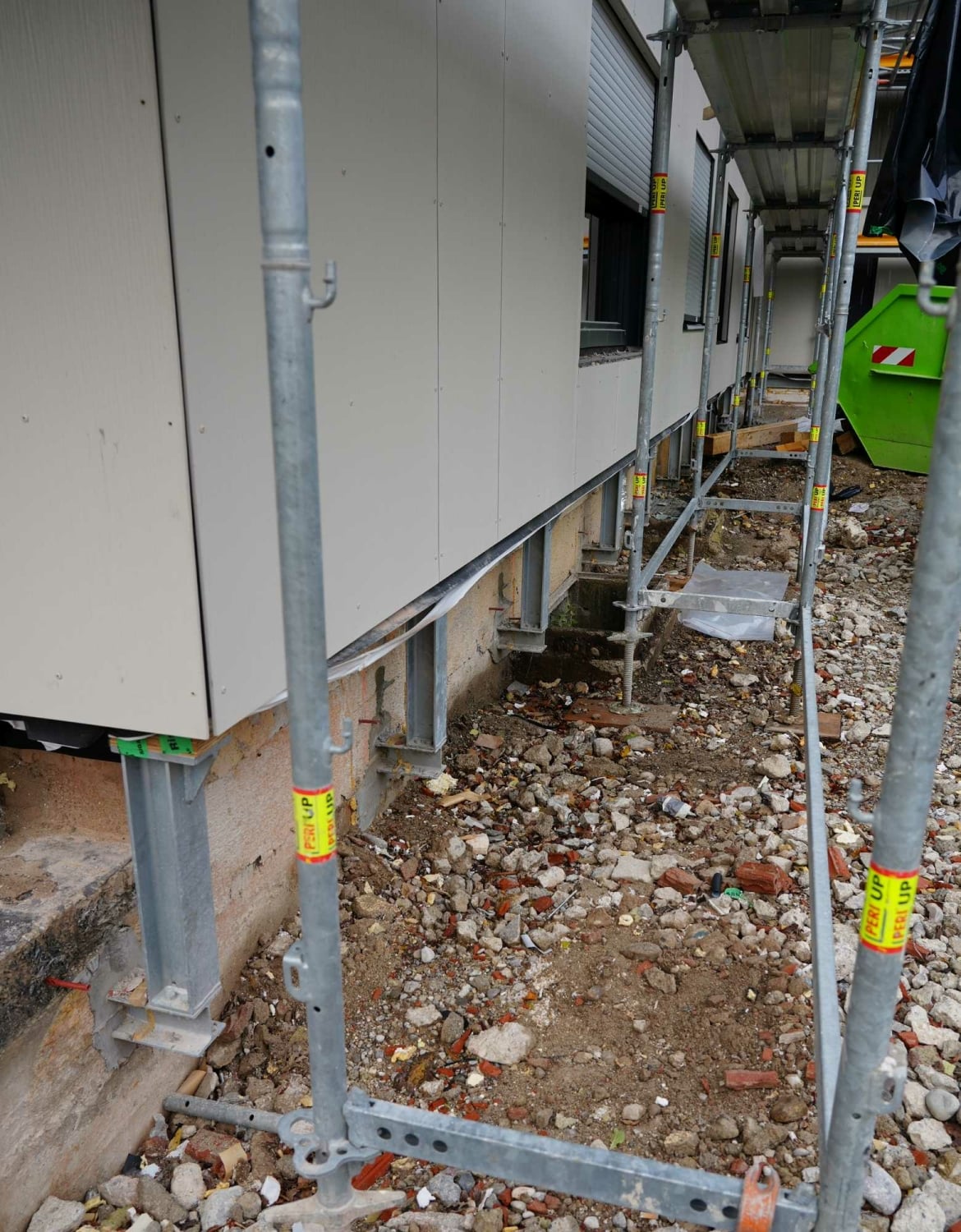 Eine durchdachte Lastabtragung ist wichtig für die serielle Sanierung. Im Münchner Fall kamen statisch dimensionierte Konsolen zum Einsatz.