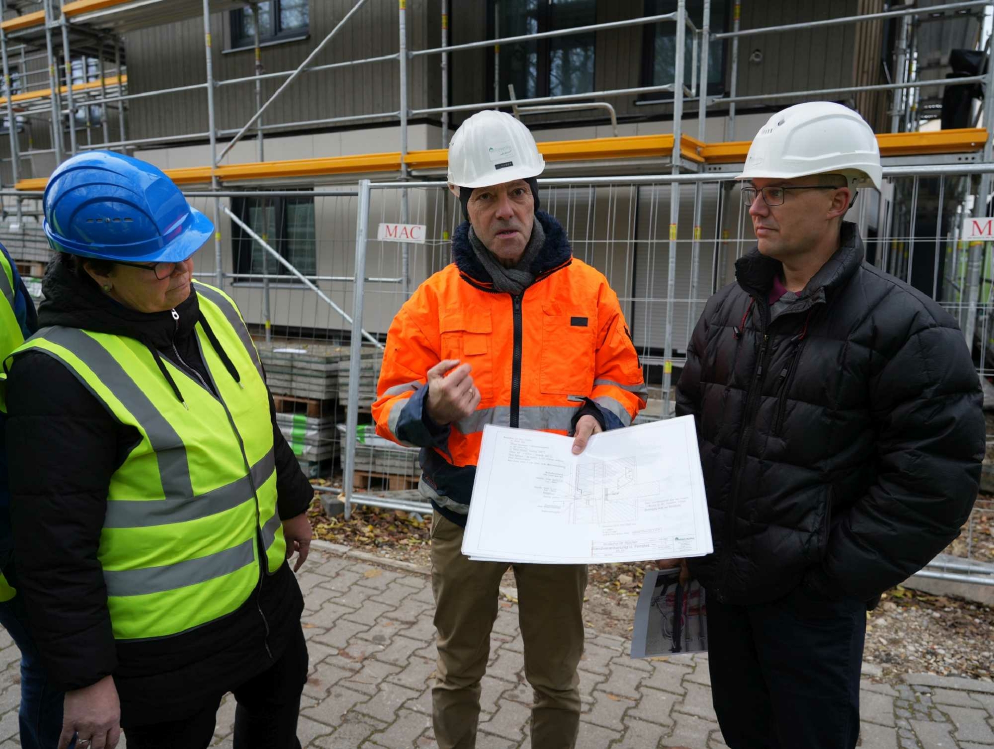 Der Holzbauunternehmer Josef Huber erklärt anhand von Konstruktionsdetails die Lösung der Brandschutzanforderung.