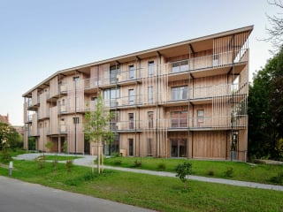 Das Grundstück des Wohnhauses an der Aigner-Rollet-Allee ist im Besitz der Stadt Graz und wurde von der Siedlungsgenossenschaft Ennstal mit Fördermitteln des Landes Steiermark errichtet.