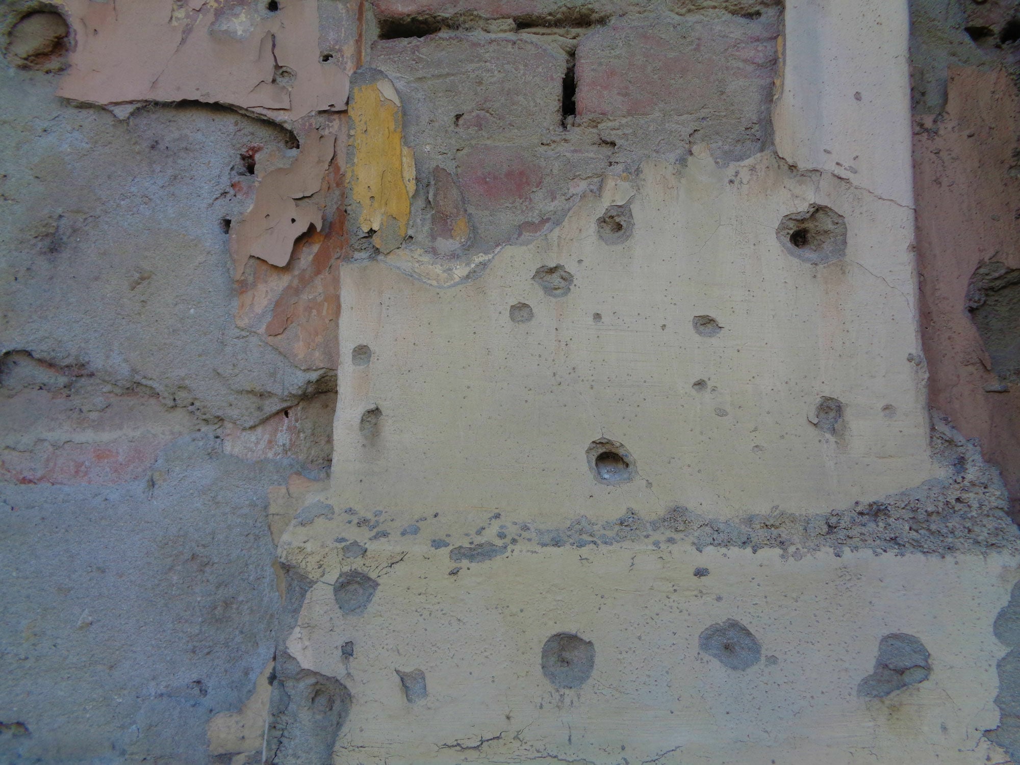 Detail eines beschädigten Wohnhauses in Vukovar, Kroatien, mit Beschädigungen durch die Schlacht um Vukovar von September bis November 1991 