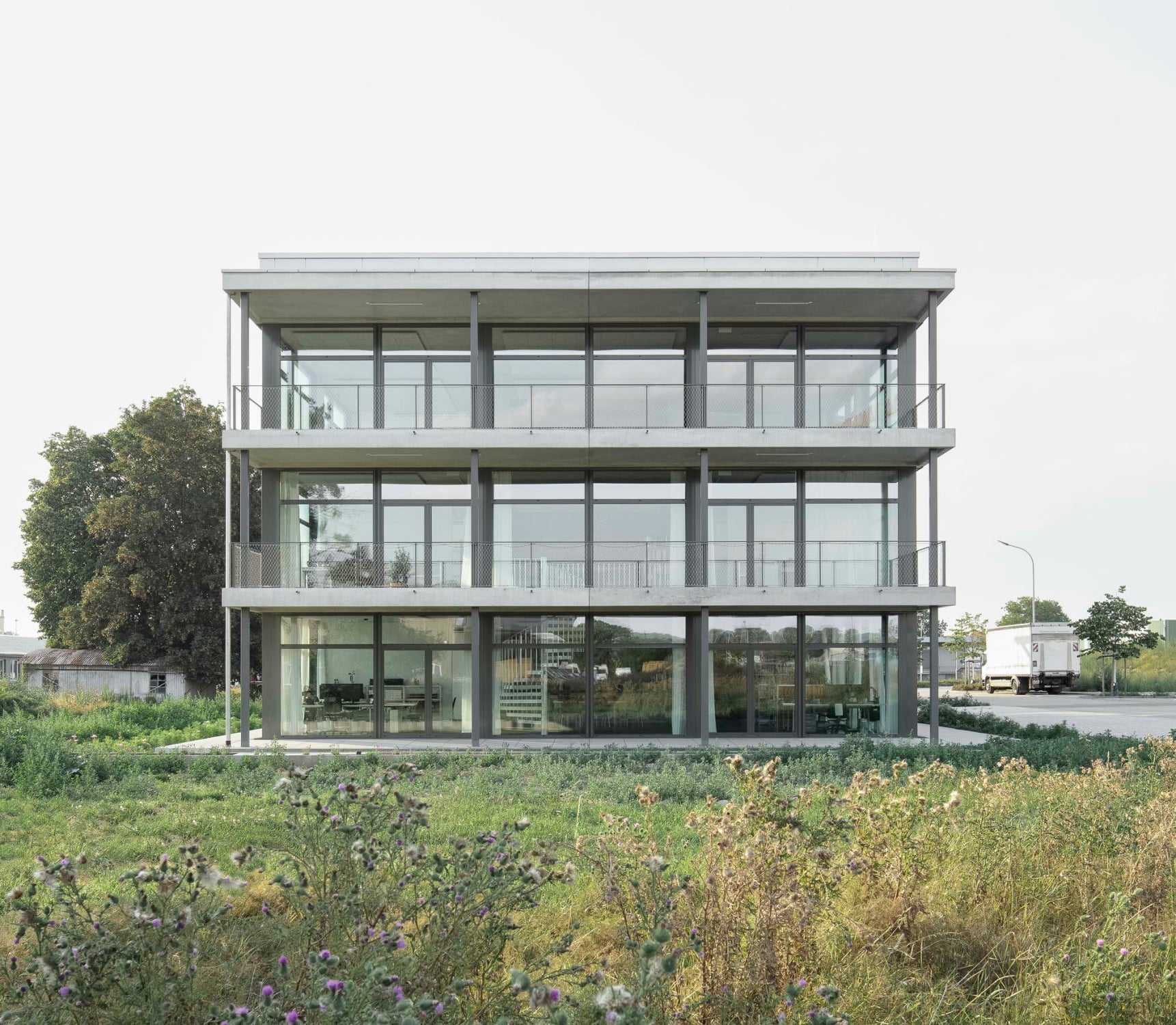 An der Südostseite sind gebäudebreite Balkone angeordnet.