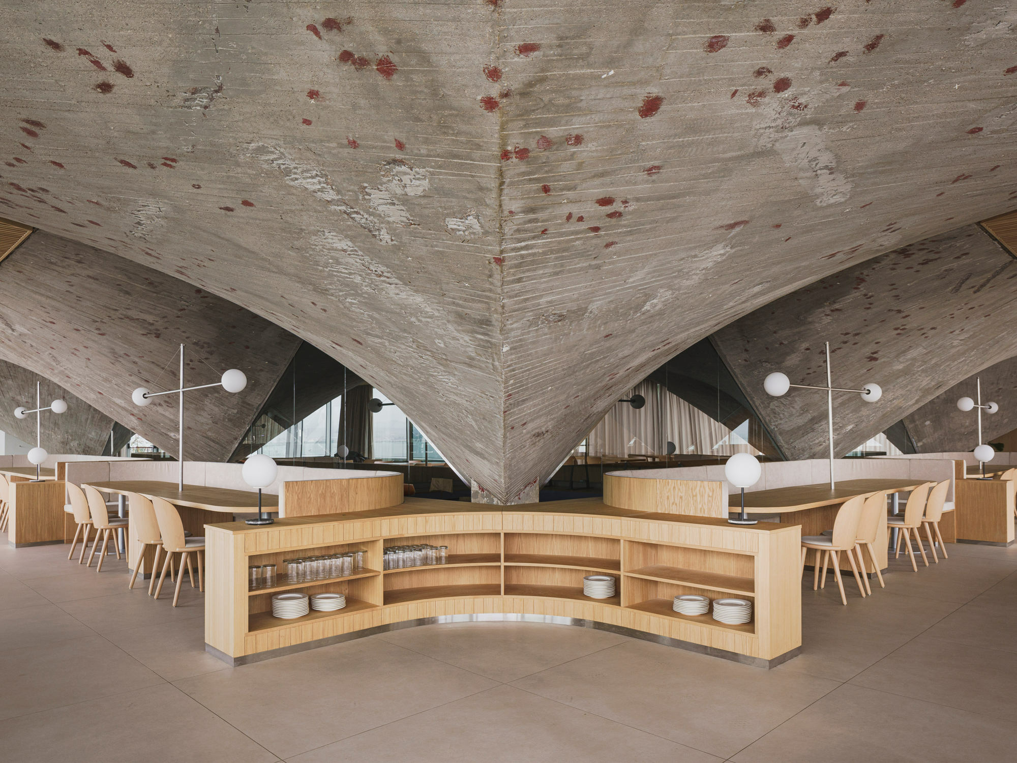Das Architekturbüro Zooco Estudio kümmerte sich um das Betonschalendach des Kantabrischen Schifffahrtsmuseums in Santander und machte es zur atmosphärischen Kulisse des Museumsrestaurants.