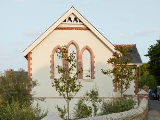Das Planungsbüro Tuckey Design Studio hat im Westen von Devon eine alte Kapelle zu einem geräumigen Wohnhaus für eine Familie umgestaltet.