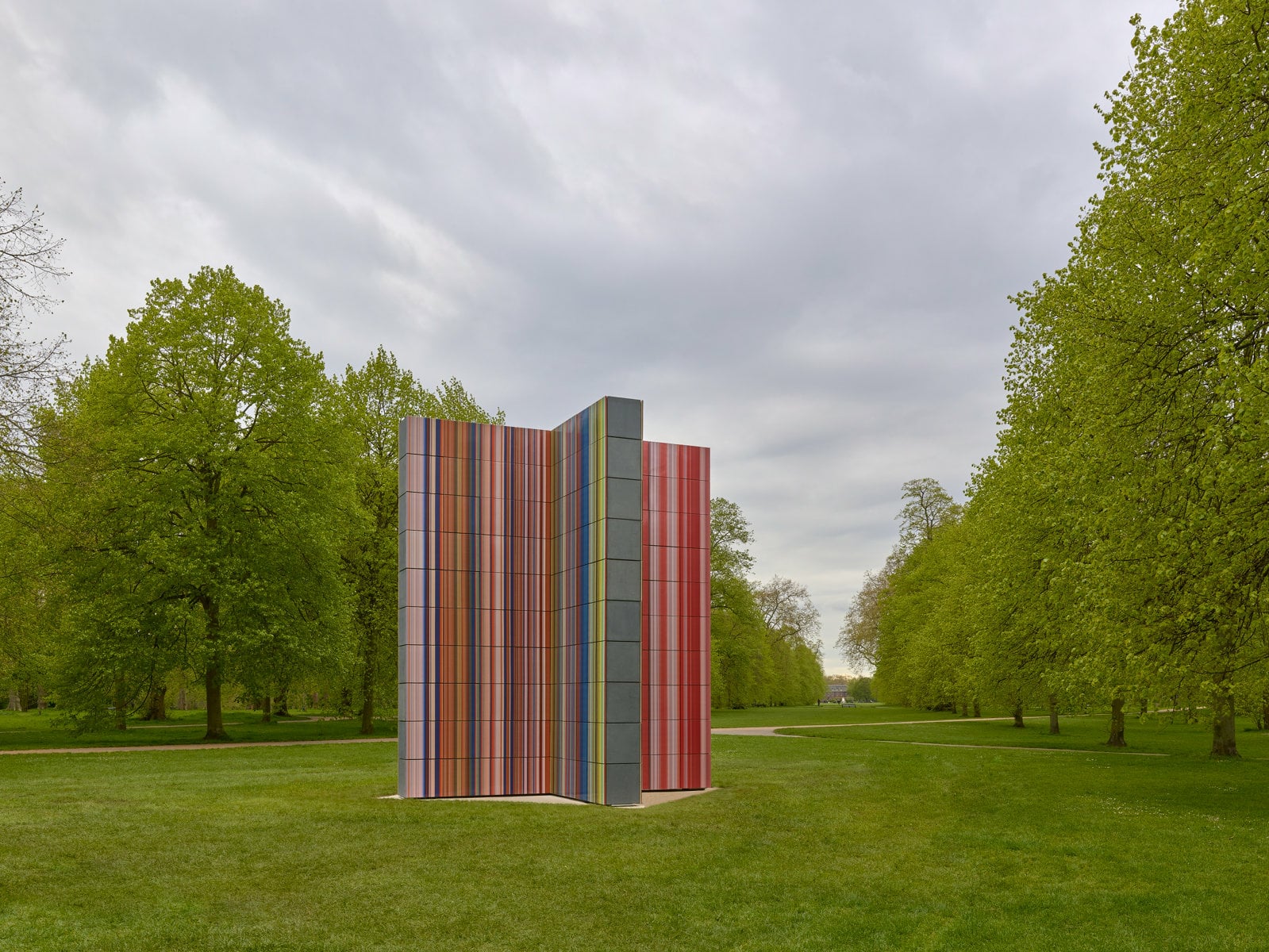 Gerhard Richter kreierte zum zweiten Mal im Auftrag der Serpentine Gallery für die Kensington Gardens in London eine öffentlich zugängliche Skulptur.