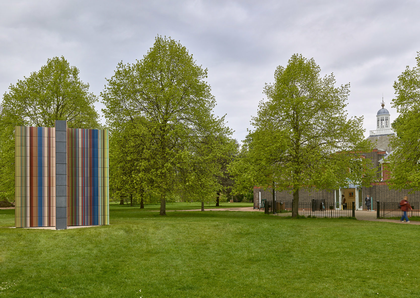 Das Werk mit dem Titel „Strip Tower“ steht auf einem kleinen Betonfundament südwestlich der Serpentine Gallery. 