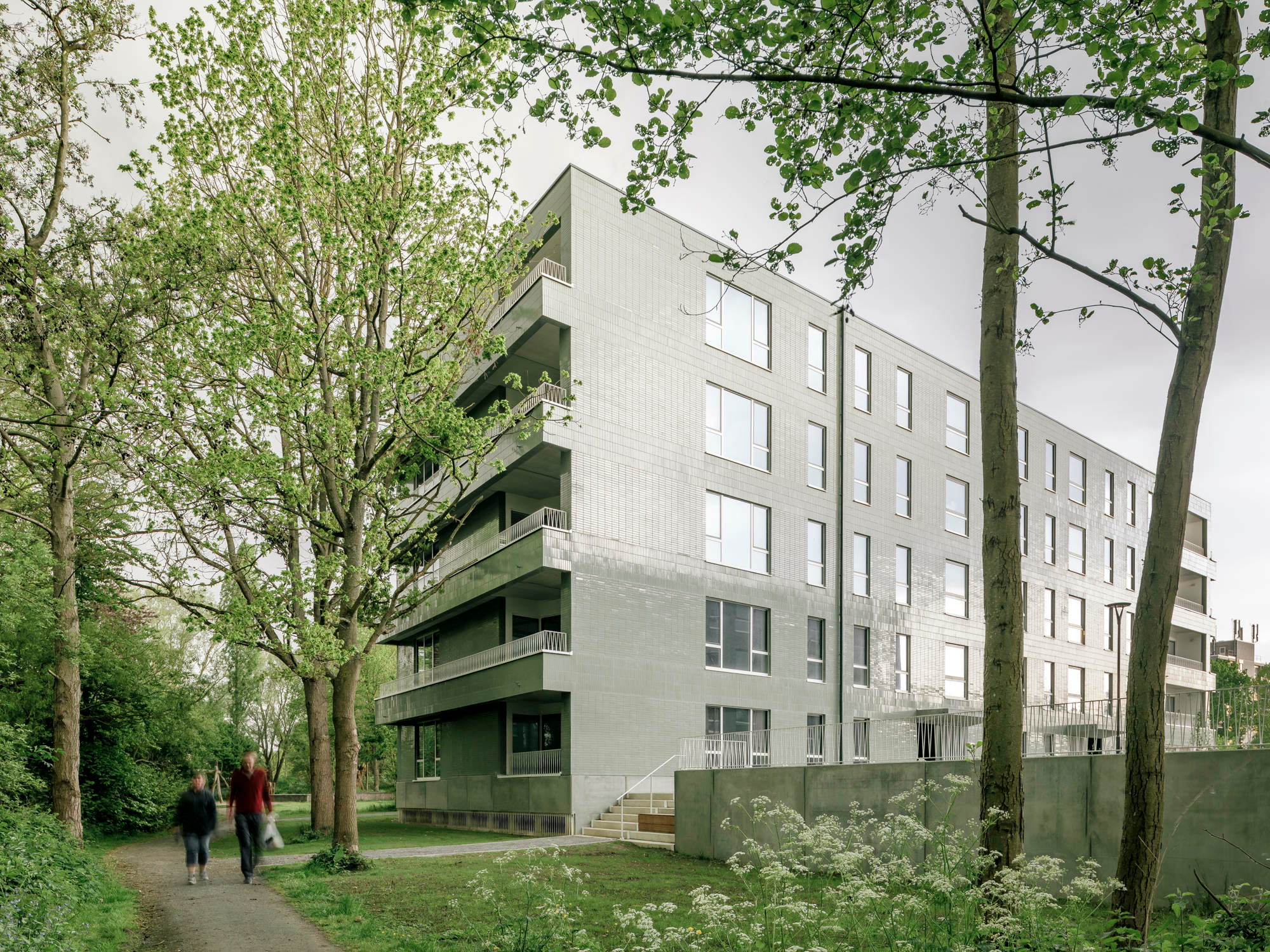 Die beiden Gebäuderiegel im Süden Antwerpens nach Plänen von B-architecten und Karres en Brands befinden sich am Übergang zwischen Stadt und Natur.