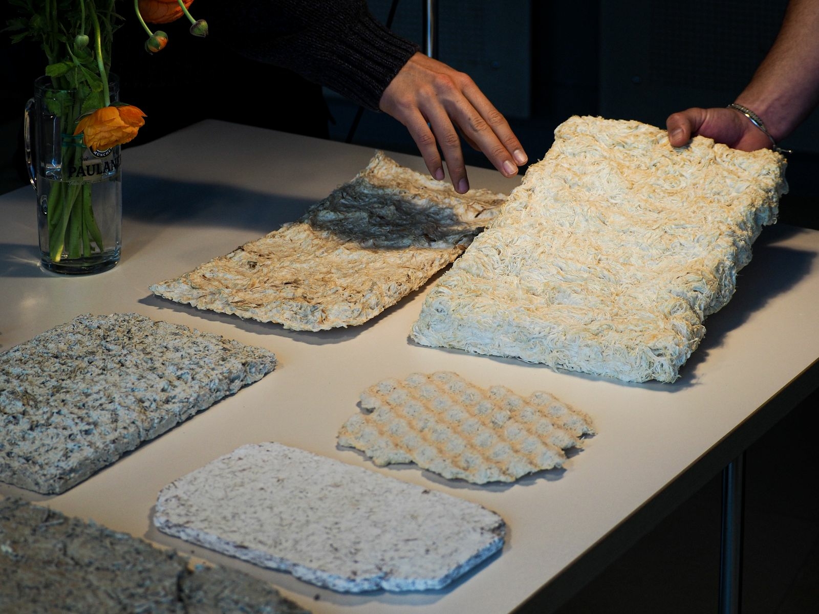 Akustikpaneel von HopfOn aus nachhaltigen Materialien, installiert im Sustainable Building Lab in Mannheim, sorgt für eine angenehme Akustik in einem Besprechungsraum.