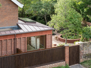 Die junge Familie, die im englischen Norwich ein zweigeschossiges Wohnhaus aus viktorianischer Zeit bewohnt, wünschte sich eine Erweiterung zugunsten von Wohnqualität und Homeoffice hinsichtlich einer besseren Work-Life-Balance.