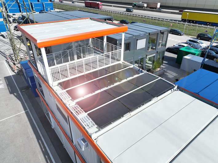Sechs Module erreichen eine Leistung von rund 2,55 kWp (je 425 Wp pro Modul). 