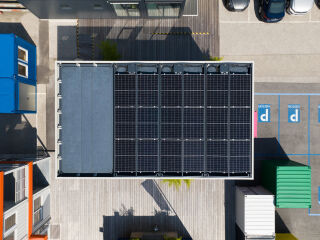 Für eine regenerative und autarke Baustromversorgung können die mobilen Büro- und Sanitärcontainer von Containex mit Photovoltaikmodulen aufgerüstet werden. 