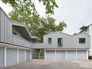 Durch die Aufstockung drei bestehender Garagenanlagen werden zwölf Wohnungen mit insgesamt rund 540 Quadratmeter Wohnfläche geschaffen.