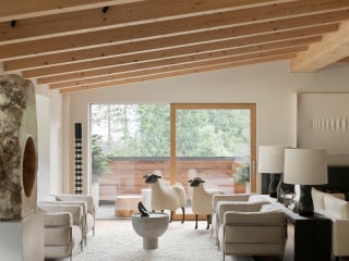 Das Mailänder Architekturbüro Lissoni & Partners hat in einer Privatwohnung in den Dolomiten ein luxuriöses Interiordesign umgesetzt.