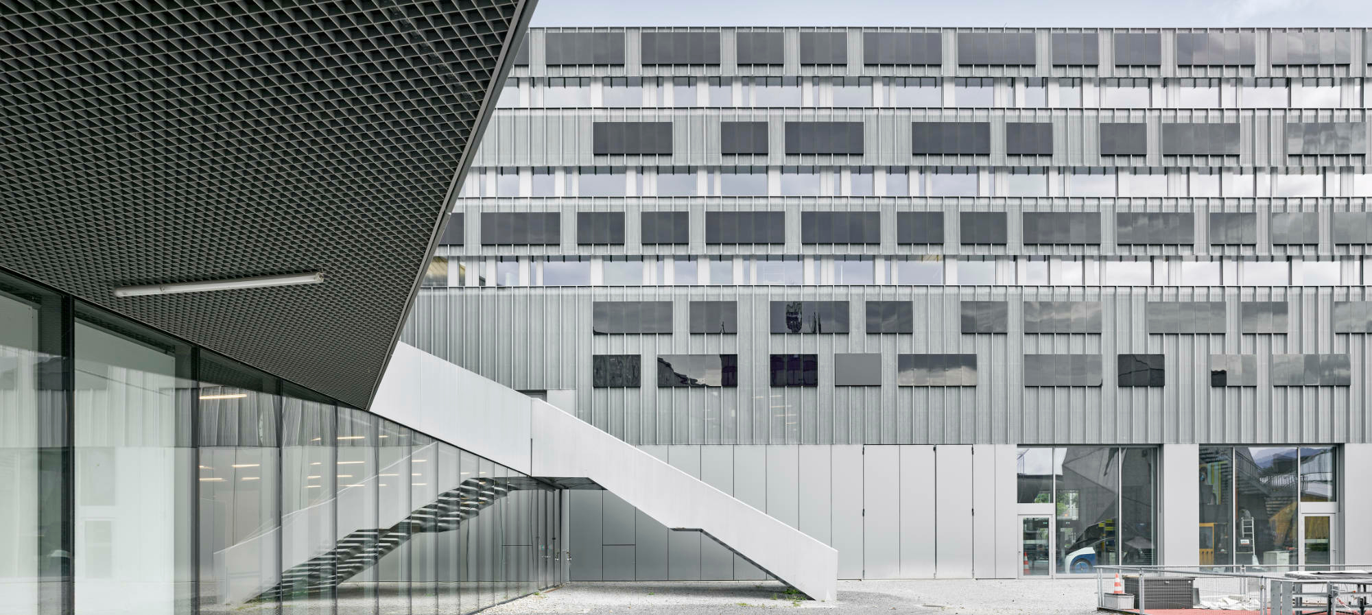 Die Fassade des Museumsgebäude vereint auf kunstvolle Weise Sonnenschutz und Photovoltaik.