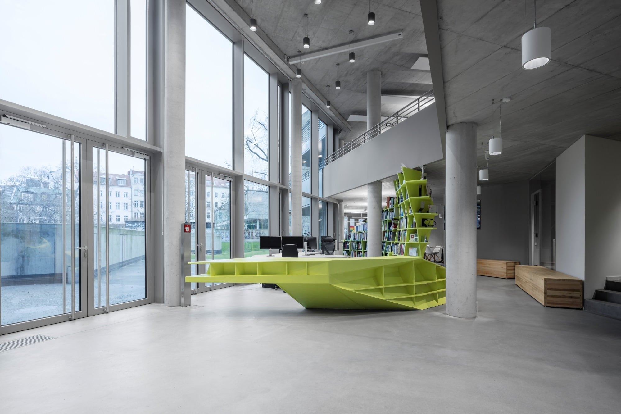 Das Erdgeschoss gehört ebenso wie die ersten zwei Geschosse zum Sitz von Graft; darüber hinaus gibt es mietbare Büroflächen sowie fünf Wohnungen.