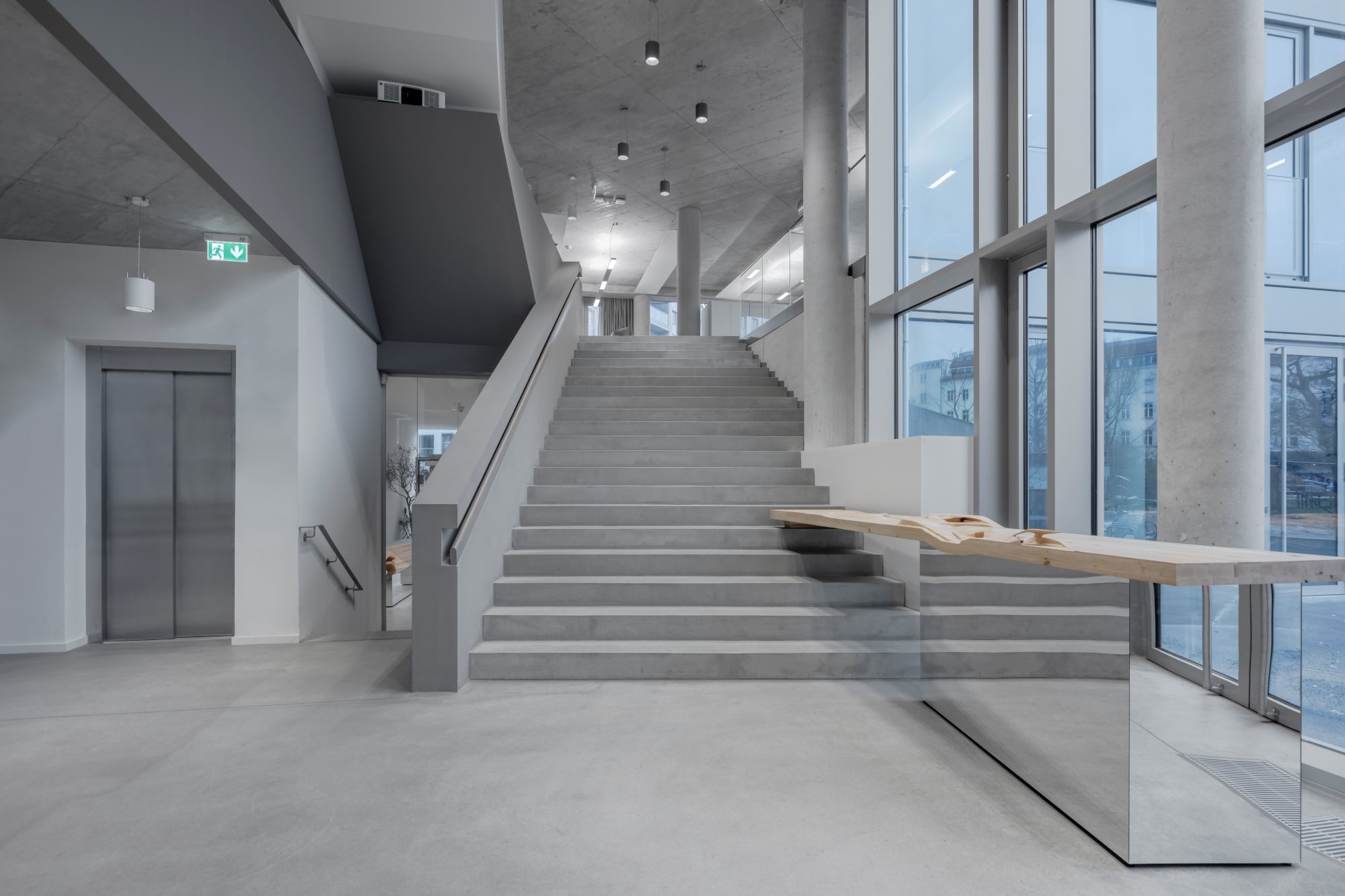 Die große Betontreppe ist nicht nur Erschließungselement, sondern dient zugleich als Veranstaltungsort, etwa für externe Vorträge.